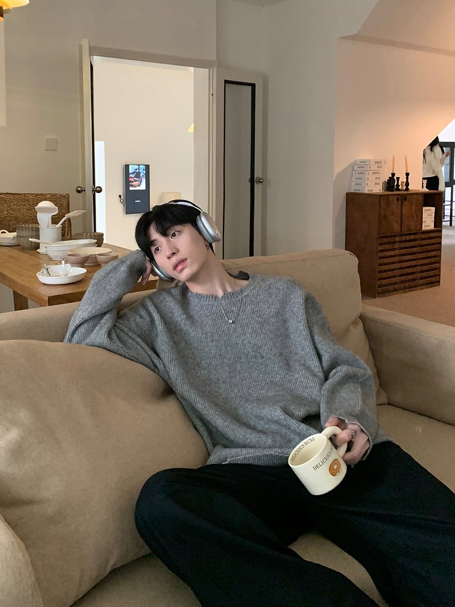 Round neck a solid knit sweater
